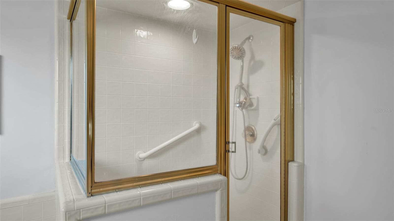 ENGLELAKE - Residential