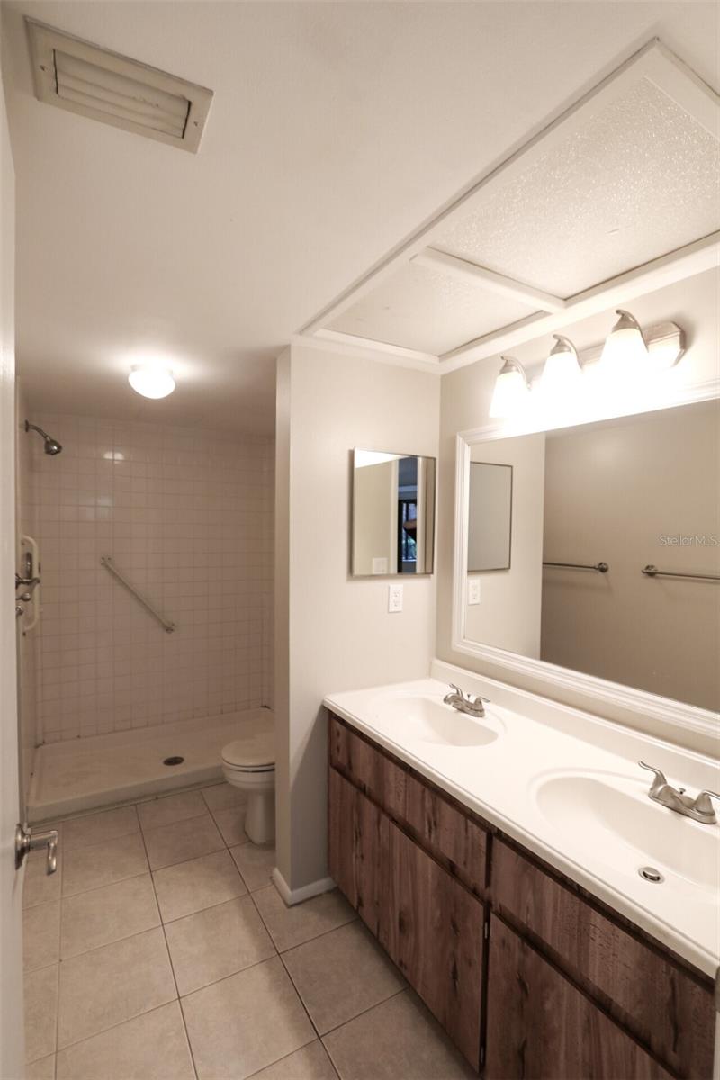 RIVER OAKS CONDO IV - Residential Lease