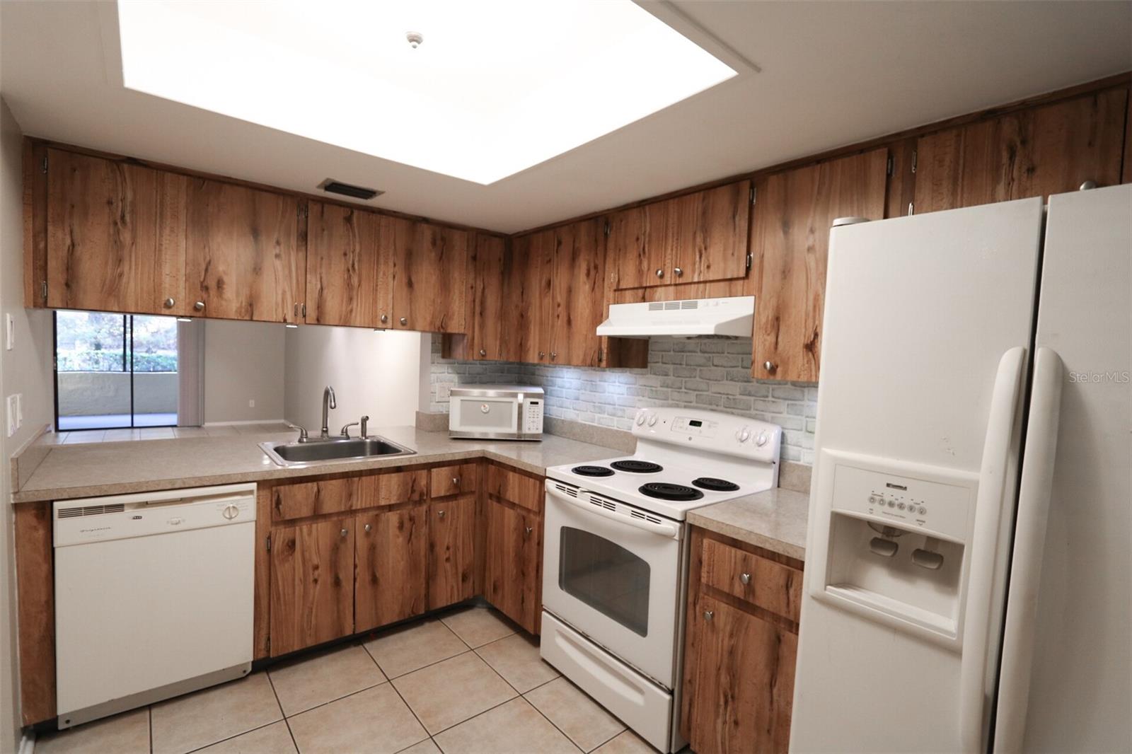 RIVER OAKS CONDO IV - Residential Lease