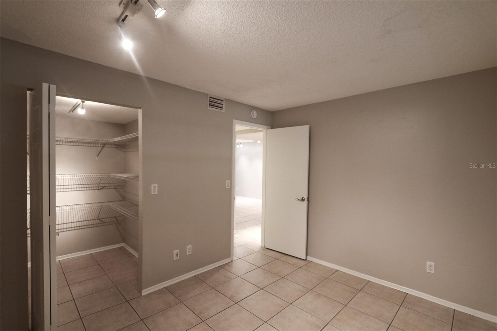 RIVER OAKS CONDO IV - Residential Lease