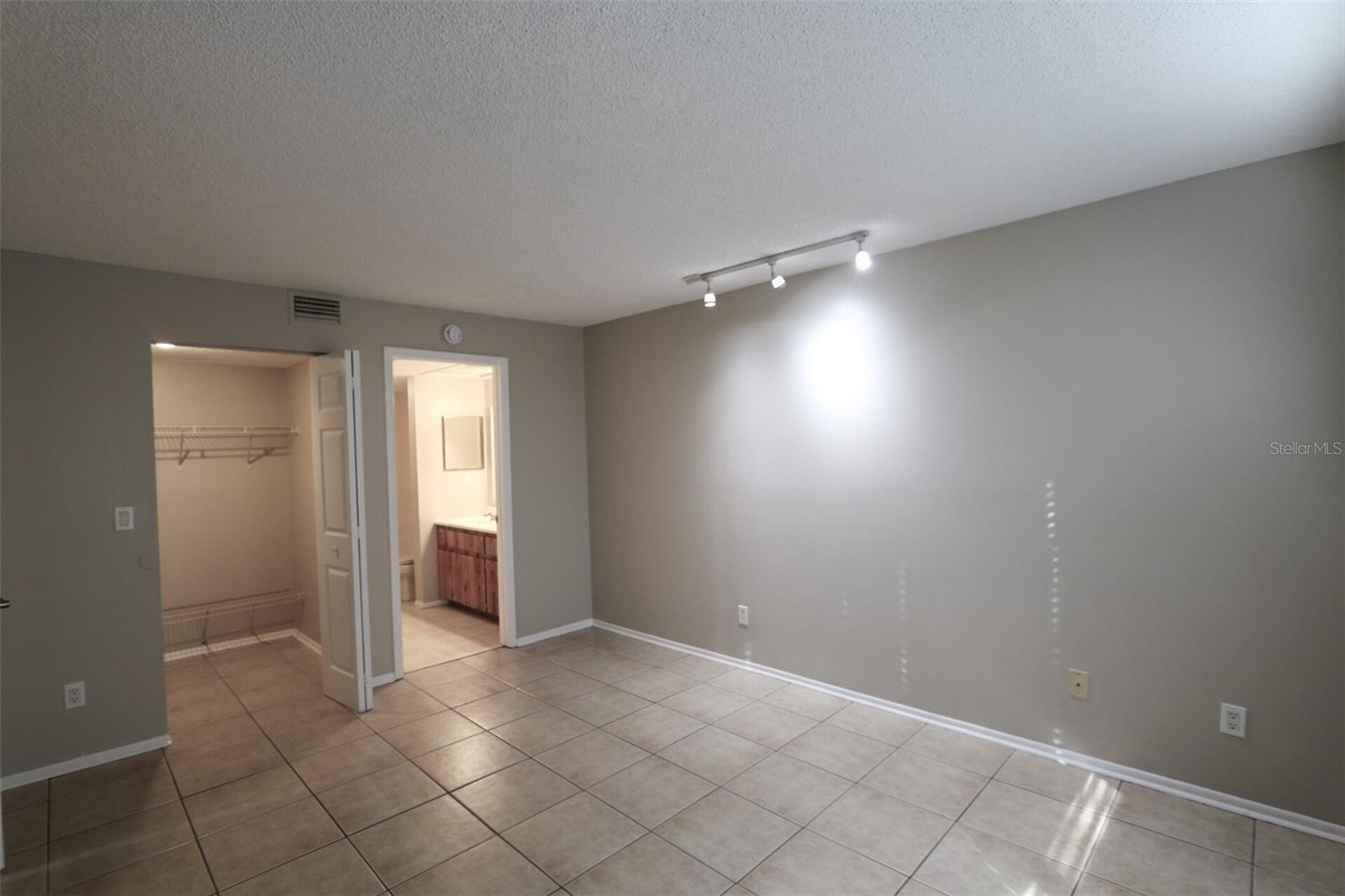 RIVER OAKS CONDO IV - Residential Lease