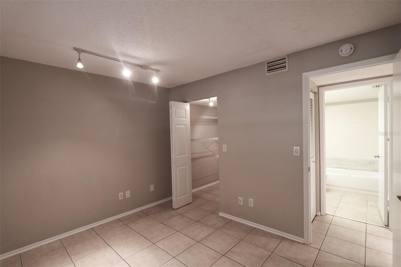 RIVER OAKS CONDO IV - Residential Lease