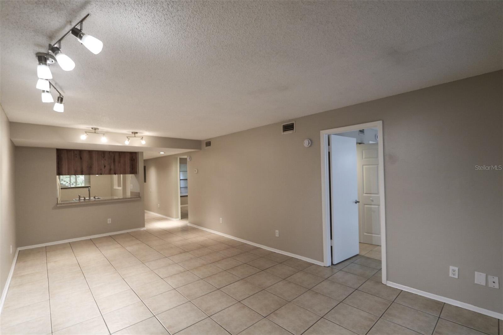 RIVER OAKS CONDO IV - Residential Lease