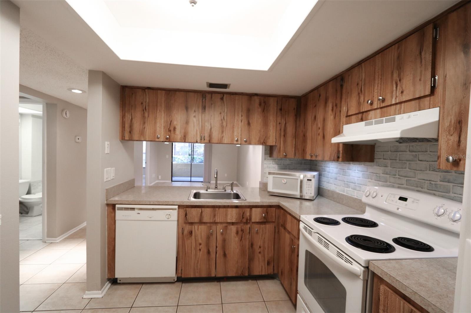 RIVER OAKS CONDO IV - Residential Lease