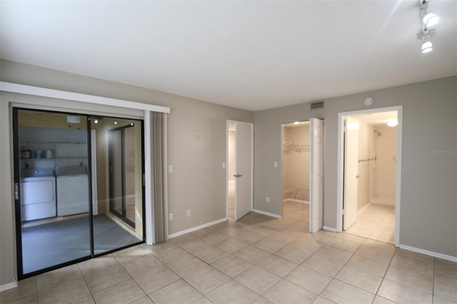 RIVER OAKS CONDO IV - Residential Lease