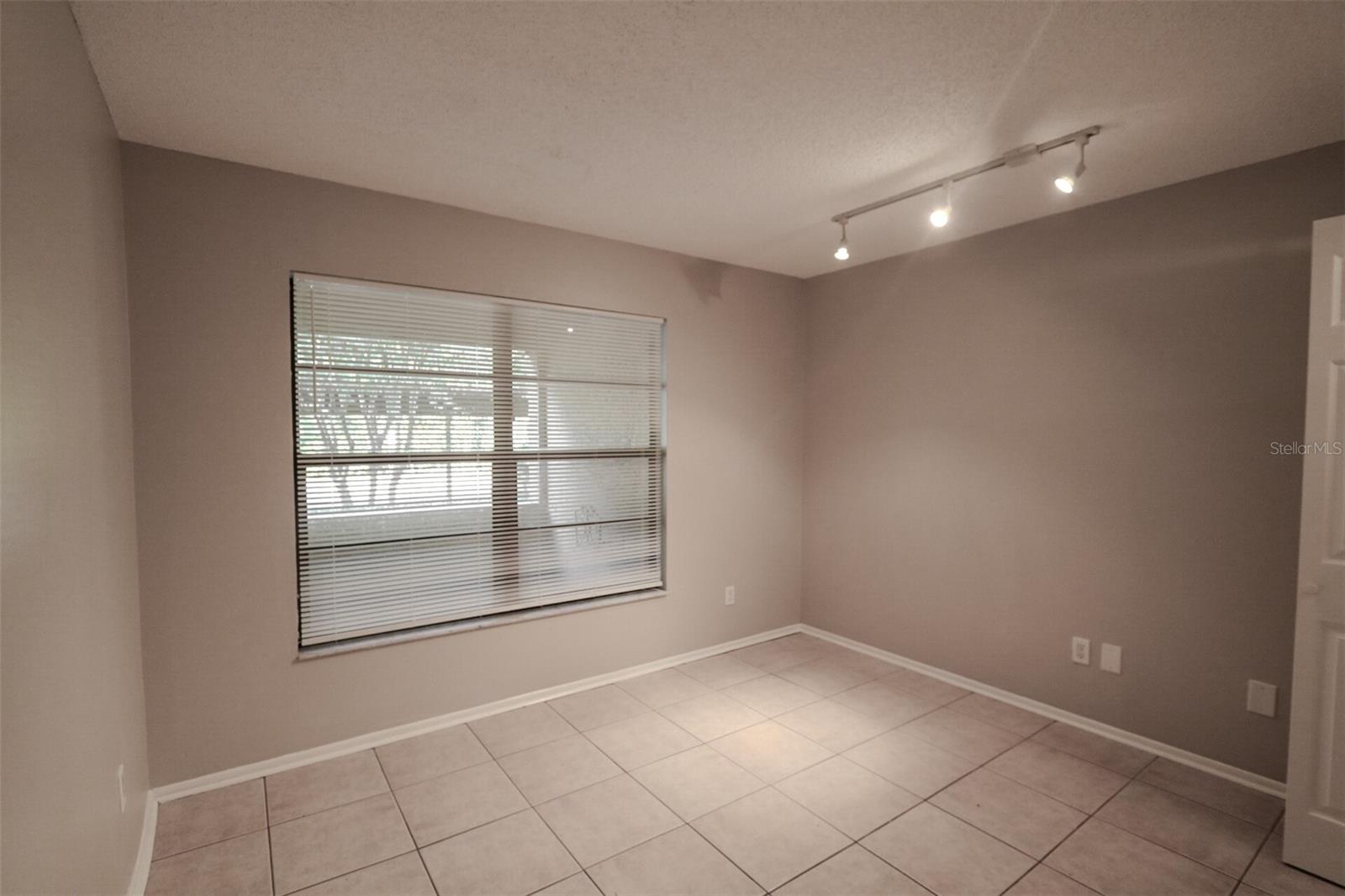 RIVER OAKS CONDO IV - Residential Lease