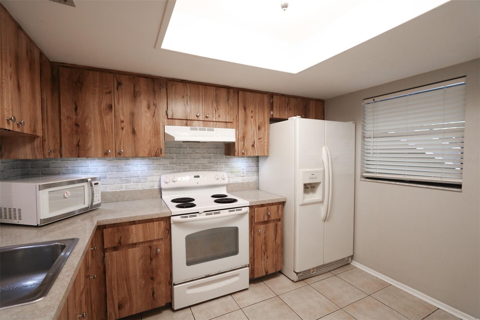 RIVER OAKS CONDO IV - Residential Lease