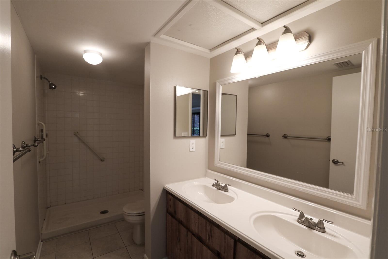 RIVER OAKS CONDO IV - Residential Lease