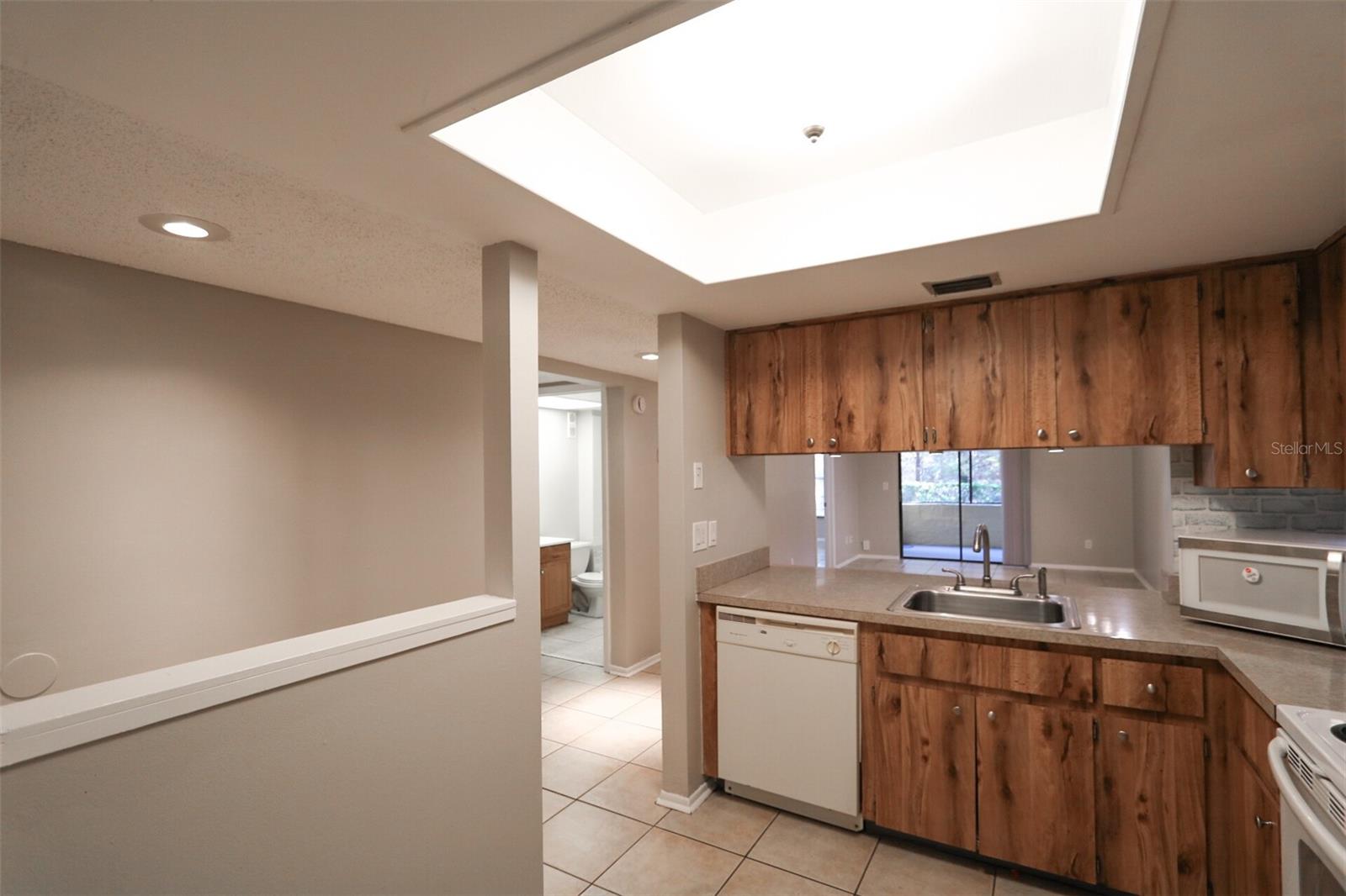 RIVER OAKS CONDO IV - Residential Lease