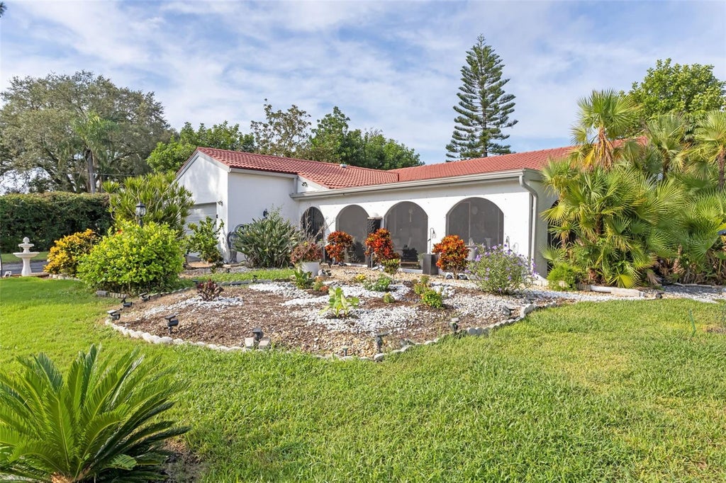 Photo of 7236 Las Casas Dr, Sarasota, FL 34243 (MLS # A4709351)