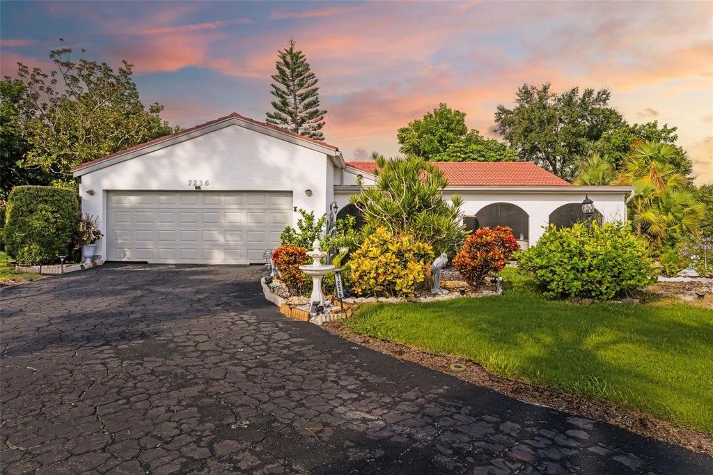 Photo of 7236 Las Casas Dr, Sarasota, FL 34243 (MLS # A4709351)