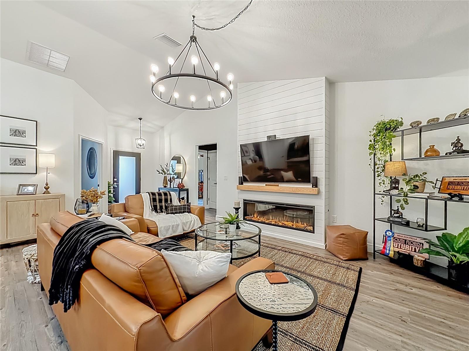 ROLLING HILLS UN FIVE - Residential