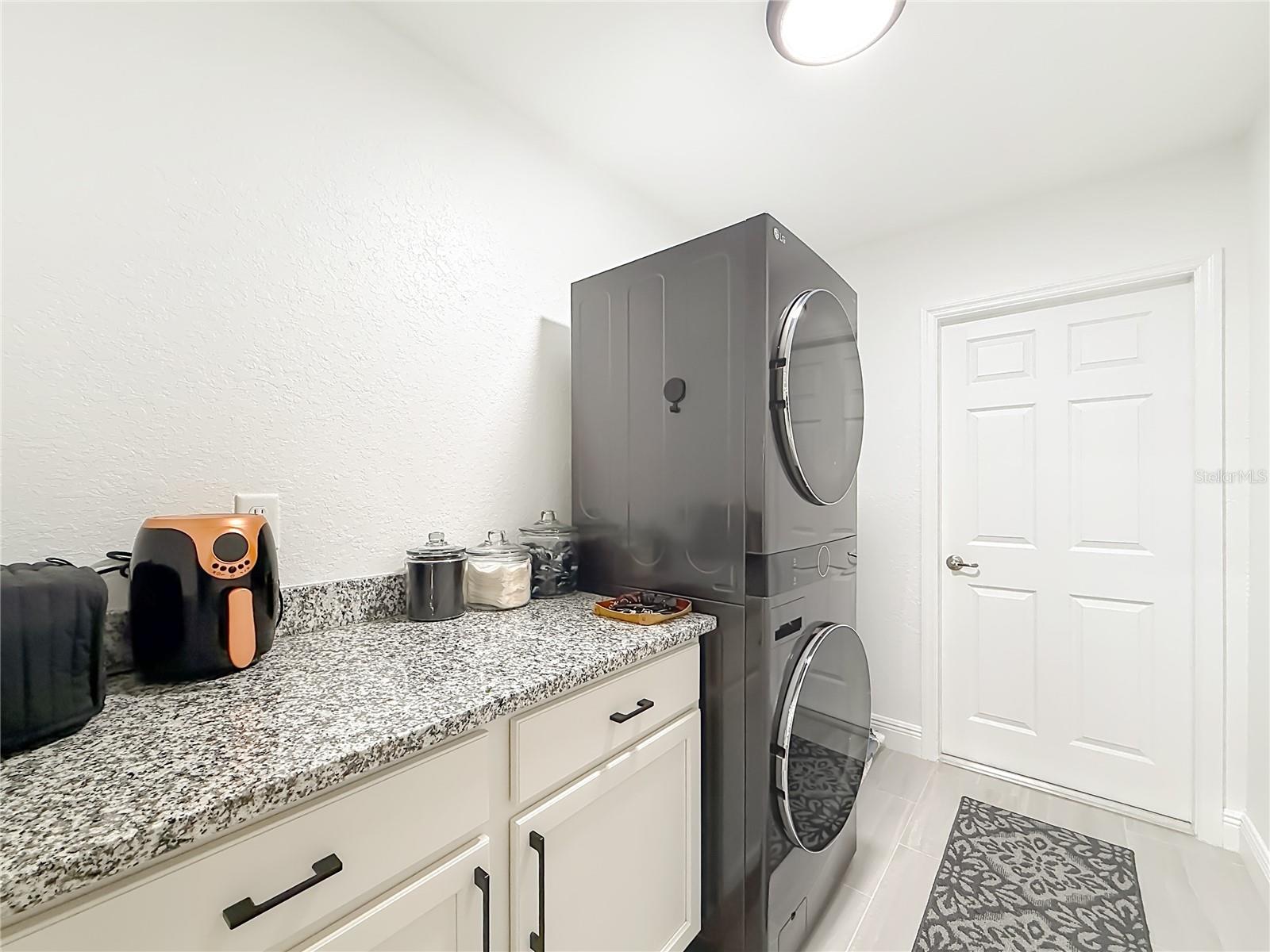 ROLLING HILLS UN FIVE - Residential