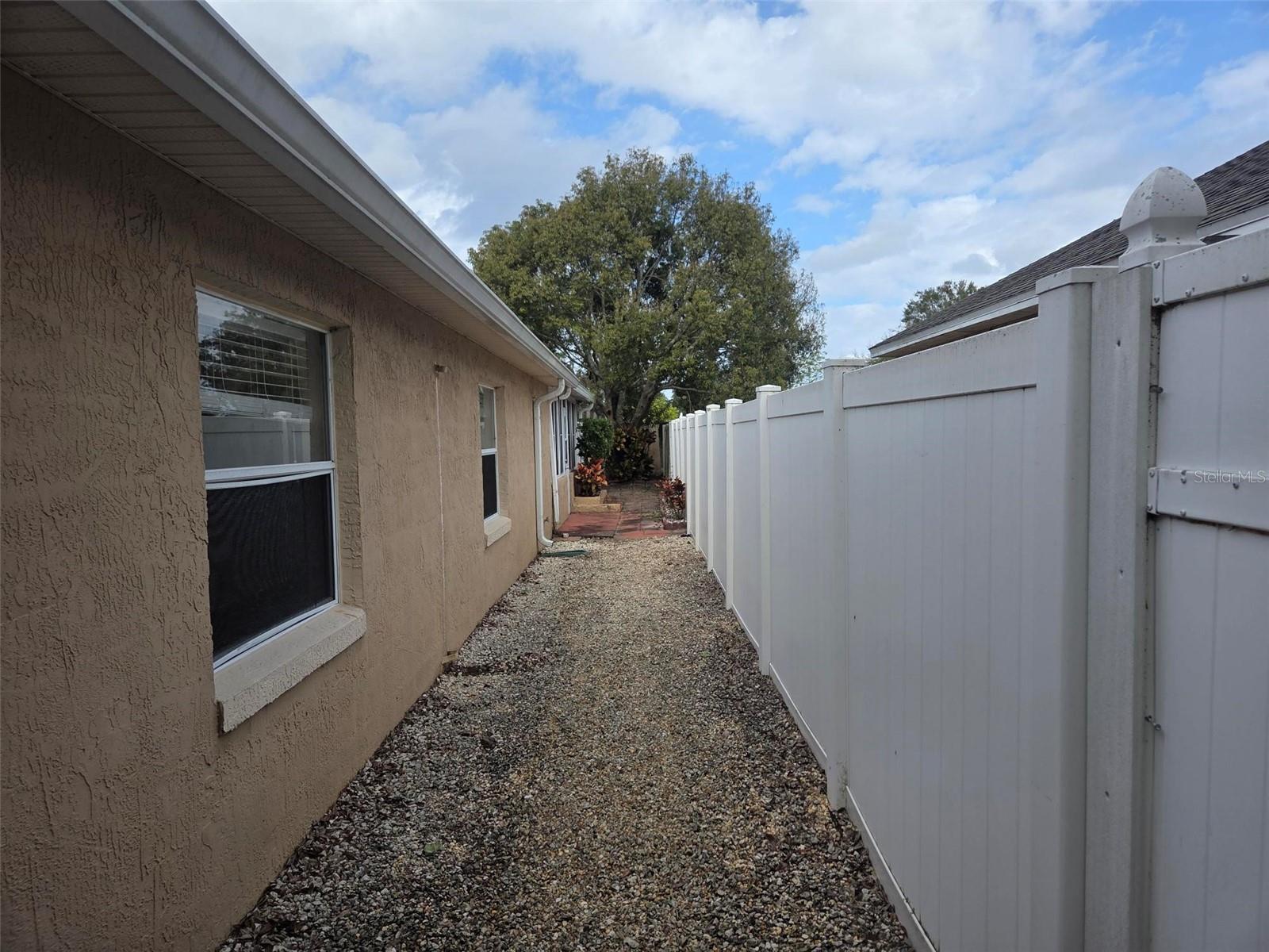 DEAN OAKS - Residential