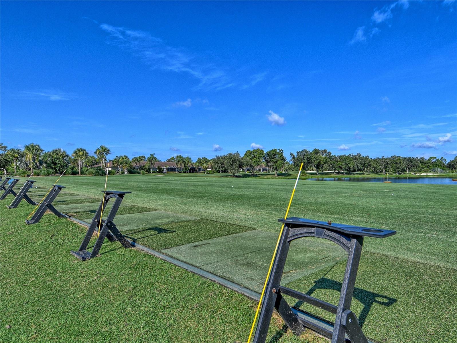 HERITAGE OAKS. GOLF & COUNTRY CLUB - Residential