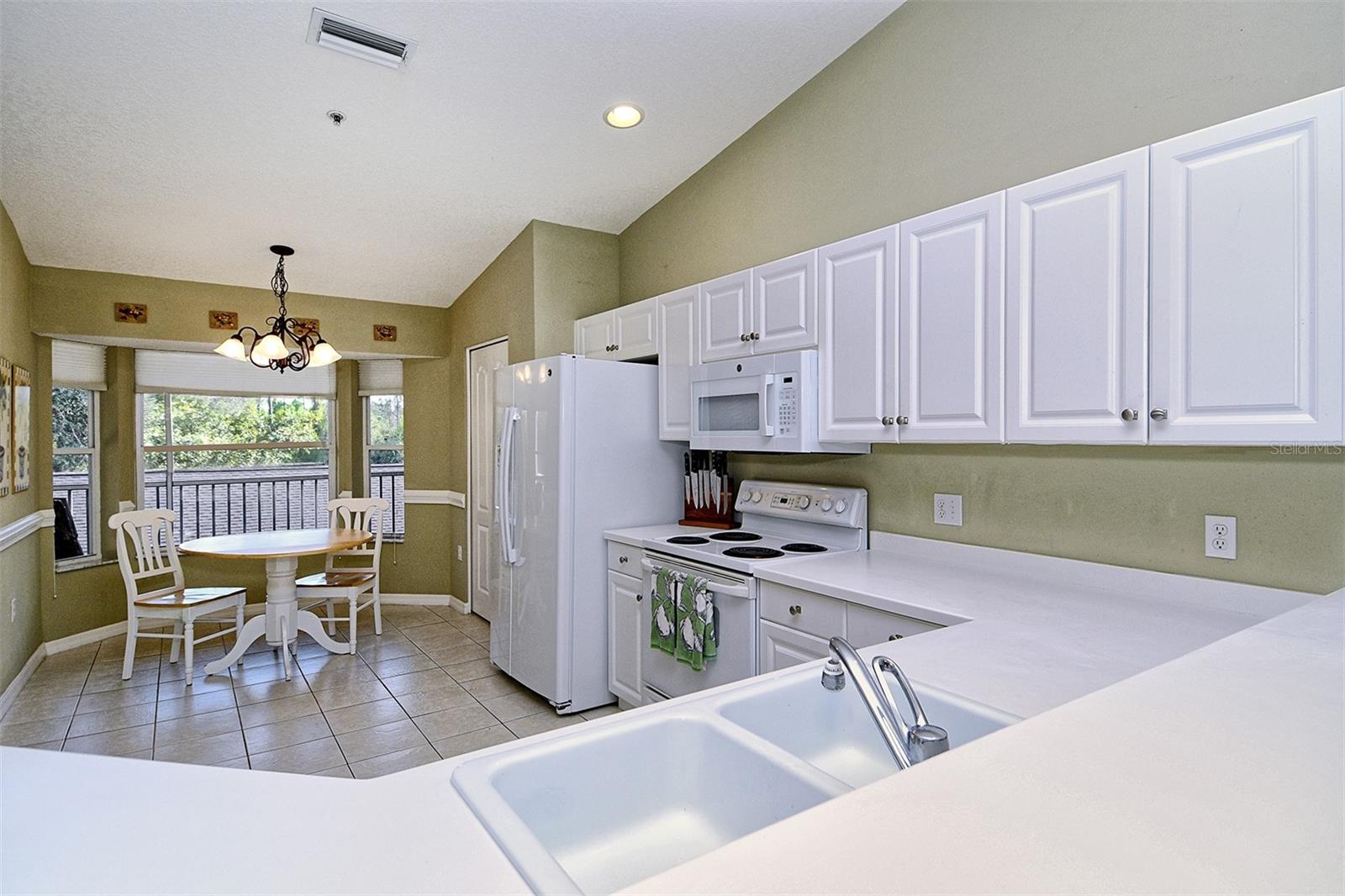 HERITAGE OAKS. GOLF & COUNTRY CLUB - Residential