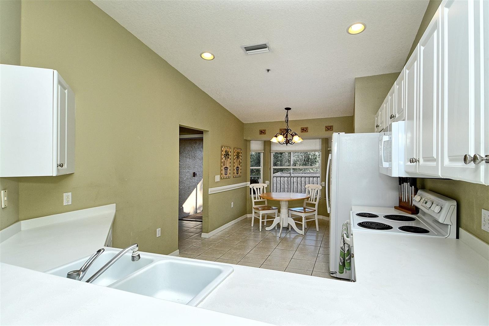 HERITAGE OAKS. GOLF & COUNTRY CLUB - Residential