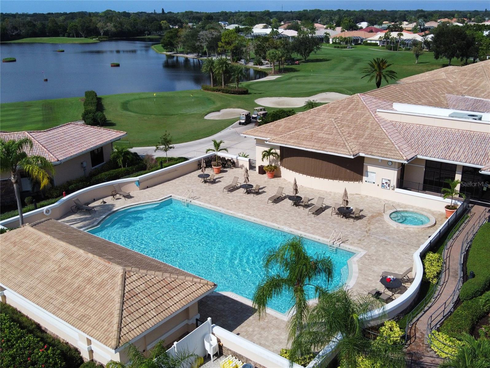 HERITAGE OAKS. GOLF & COUNTRY CLUB - Residential