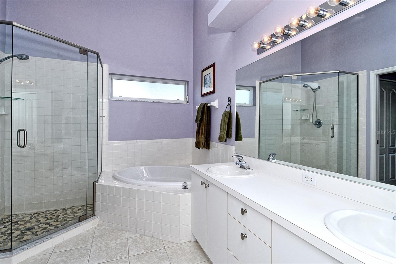 HERITAGE OAKS. GOLF & COUNTRY CLUB - Residential