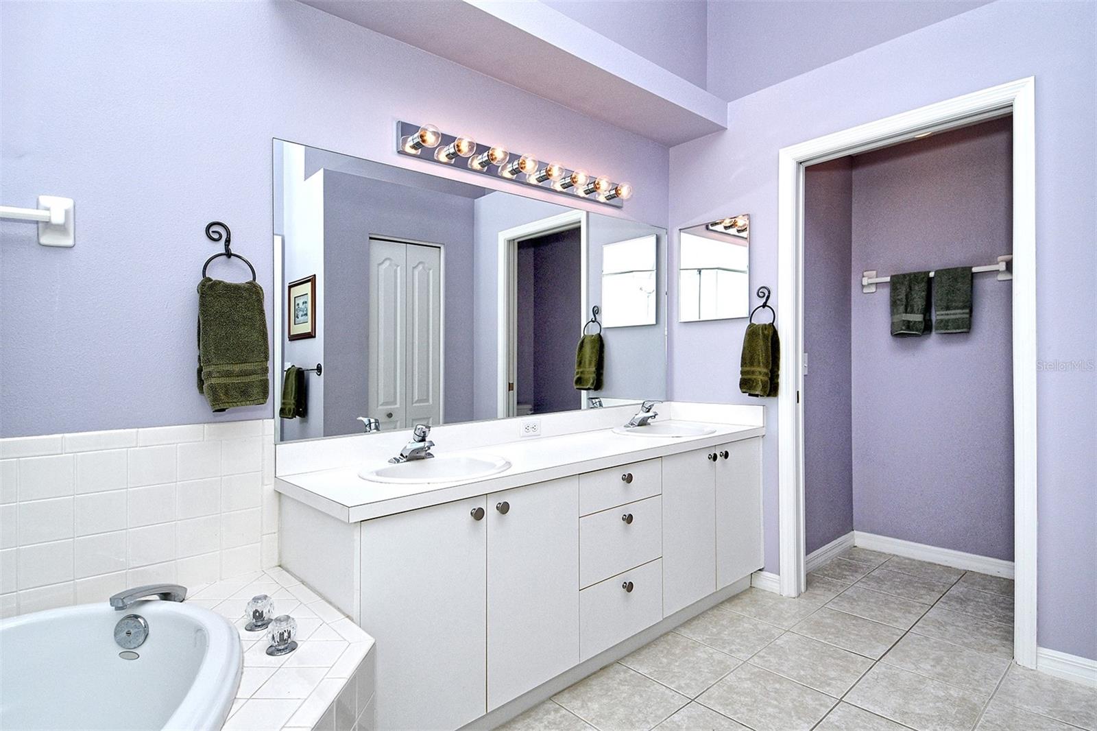 HERITAGE OAKS. GOLF & COUNTRY CLUB - Residential