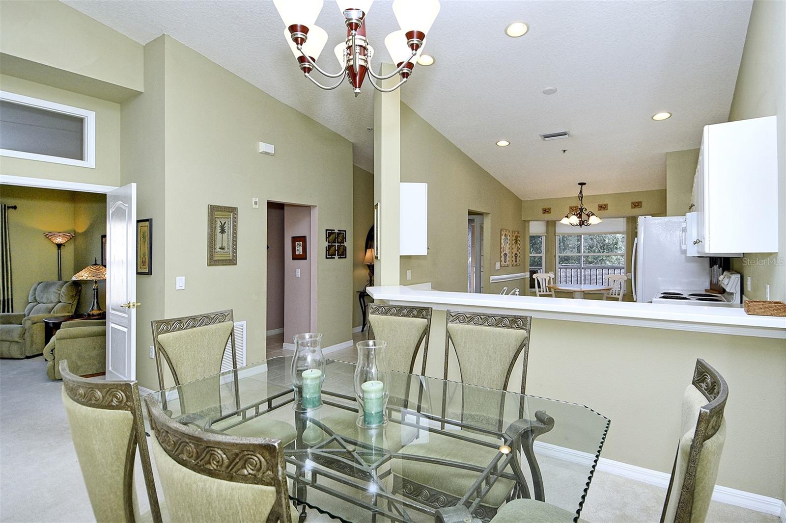 HERITAGE OAKS. GOLF & COUNTRY CLUB - Residential