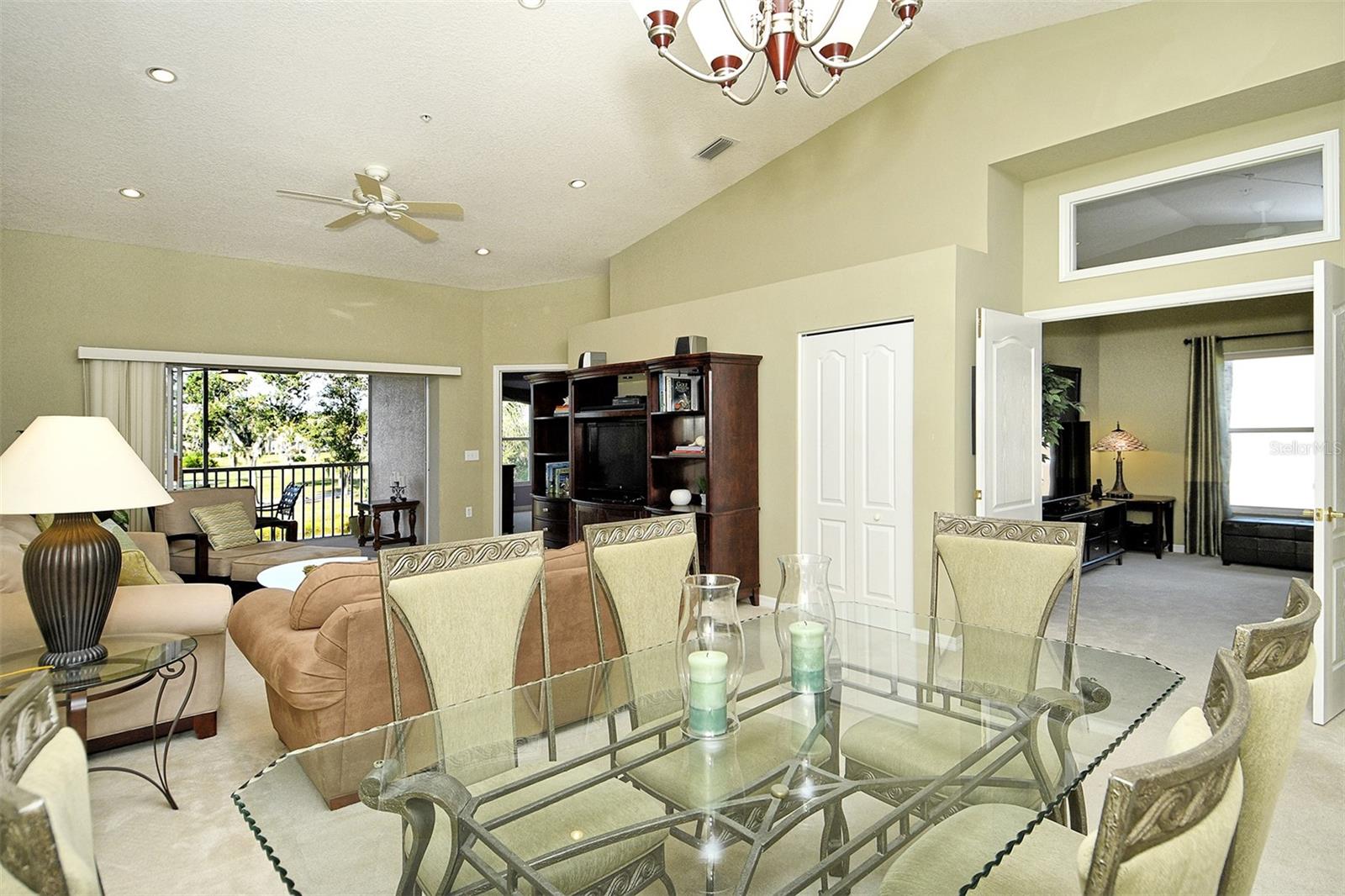 HERITAGE OAKS. GOLF & COUNTRY CLUB - Residential