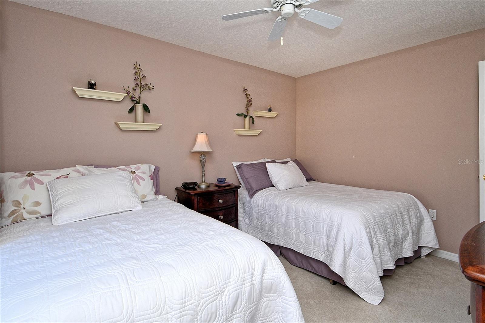 HERITAGE OAKS. GOLF & COUNTRY CLUB - Residential