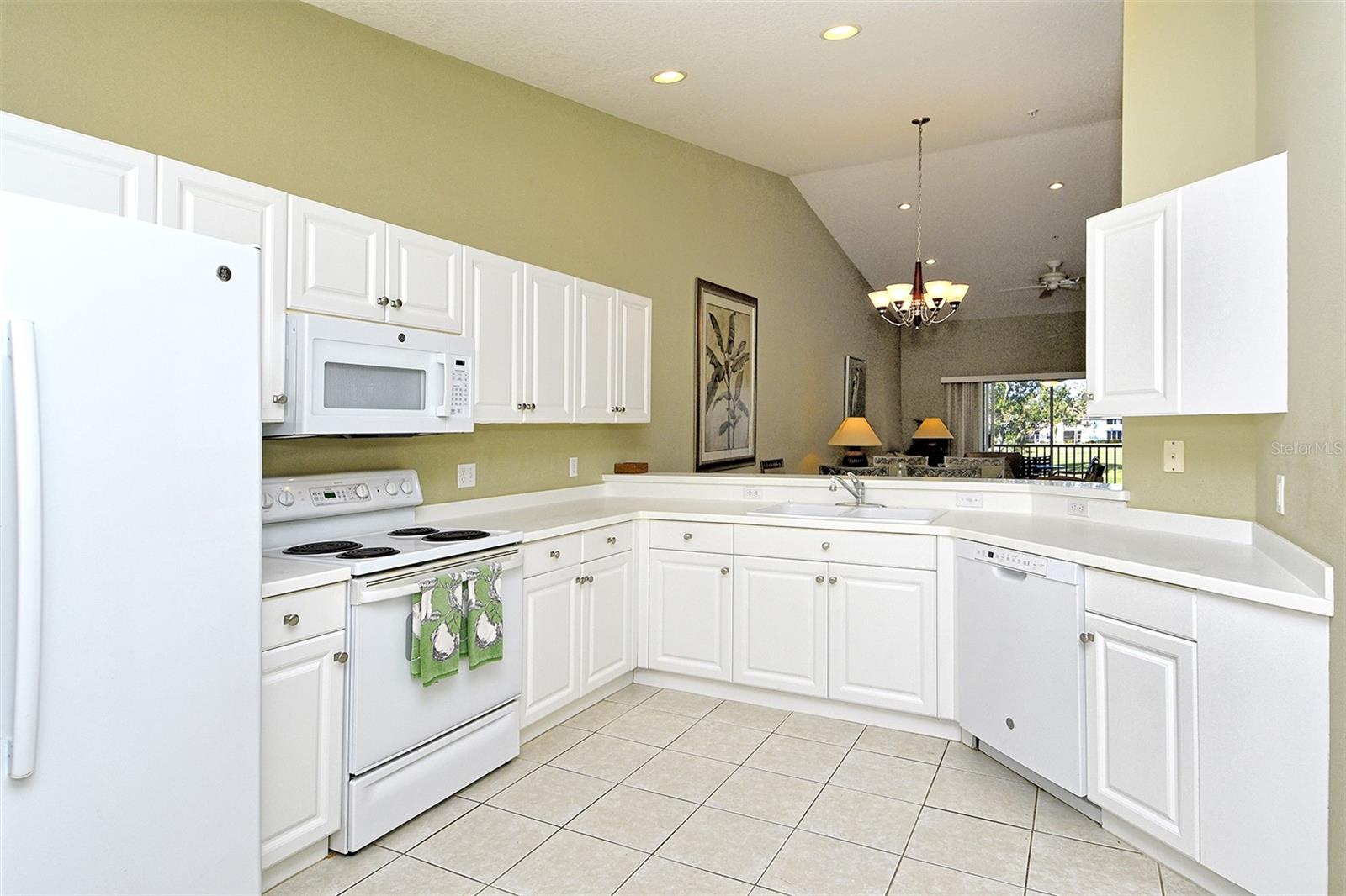 HERITAGE OAKS. GOLF & COUNTRY CLUB - Residential