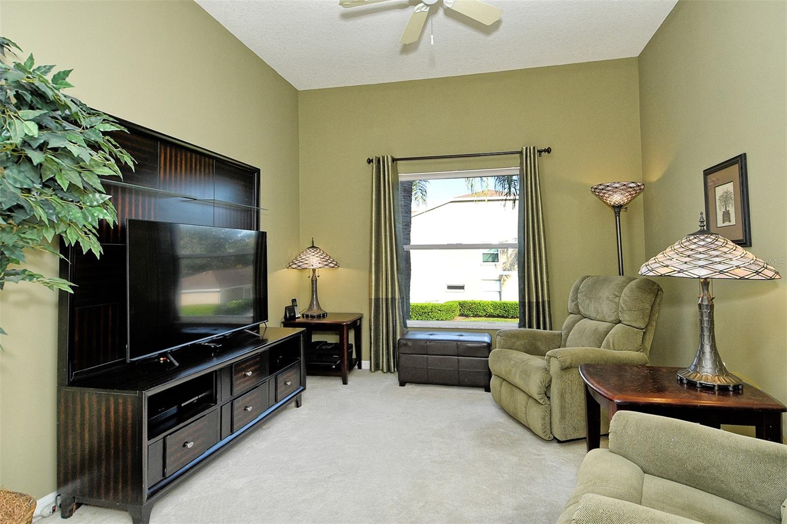 HERITAGE OAKS. GOLF & COUNTRY CLUB - Residential