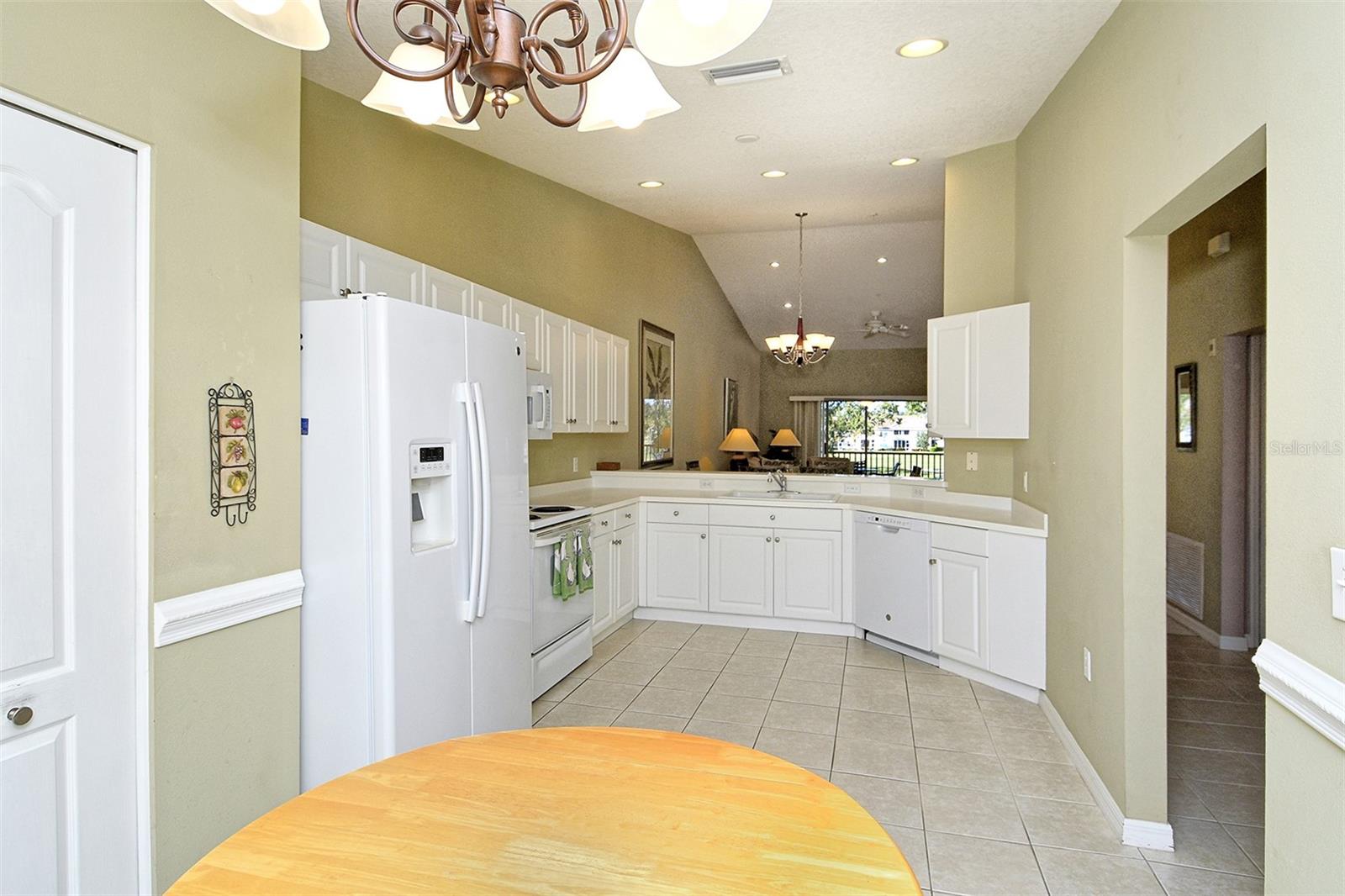 HERITAGE OAKS. GOLF & COUNTRY CLUB - Residential