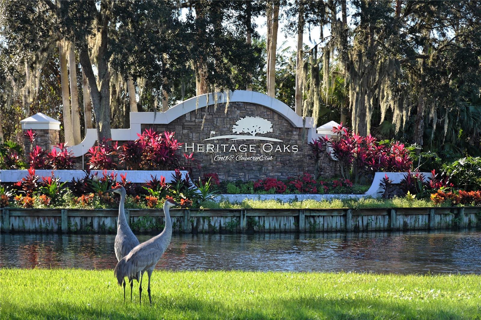 HERITAGE OAKS. GOLF & COUNTRY CLUB - Residential