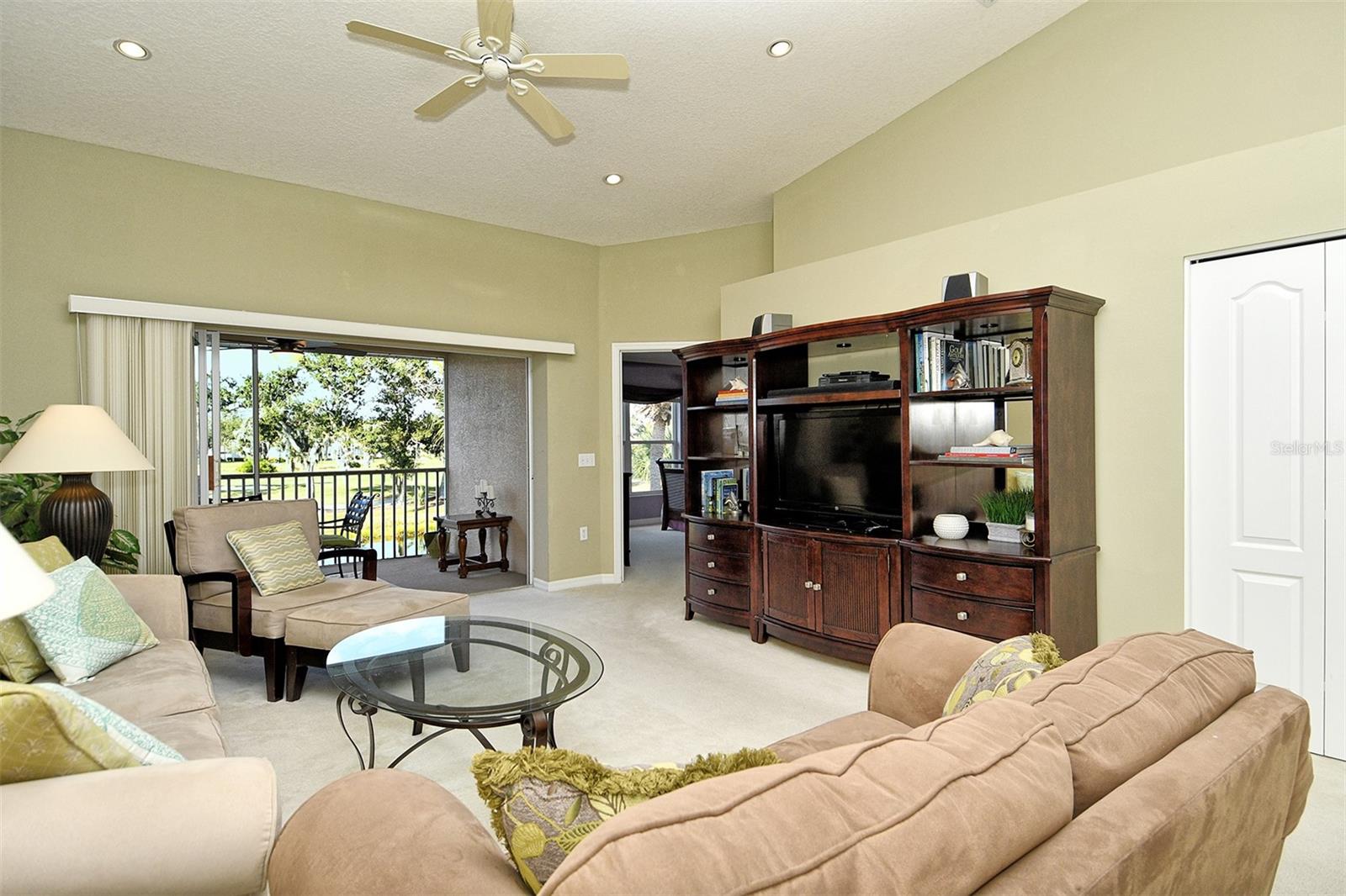 HERITAGE OAKS. GOLF & COUNTRY CLUB - Residential