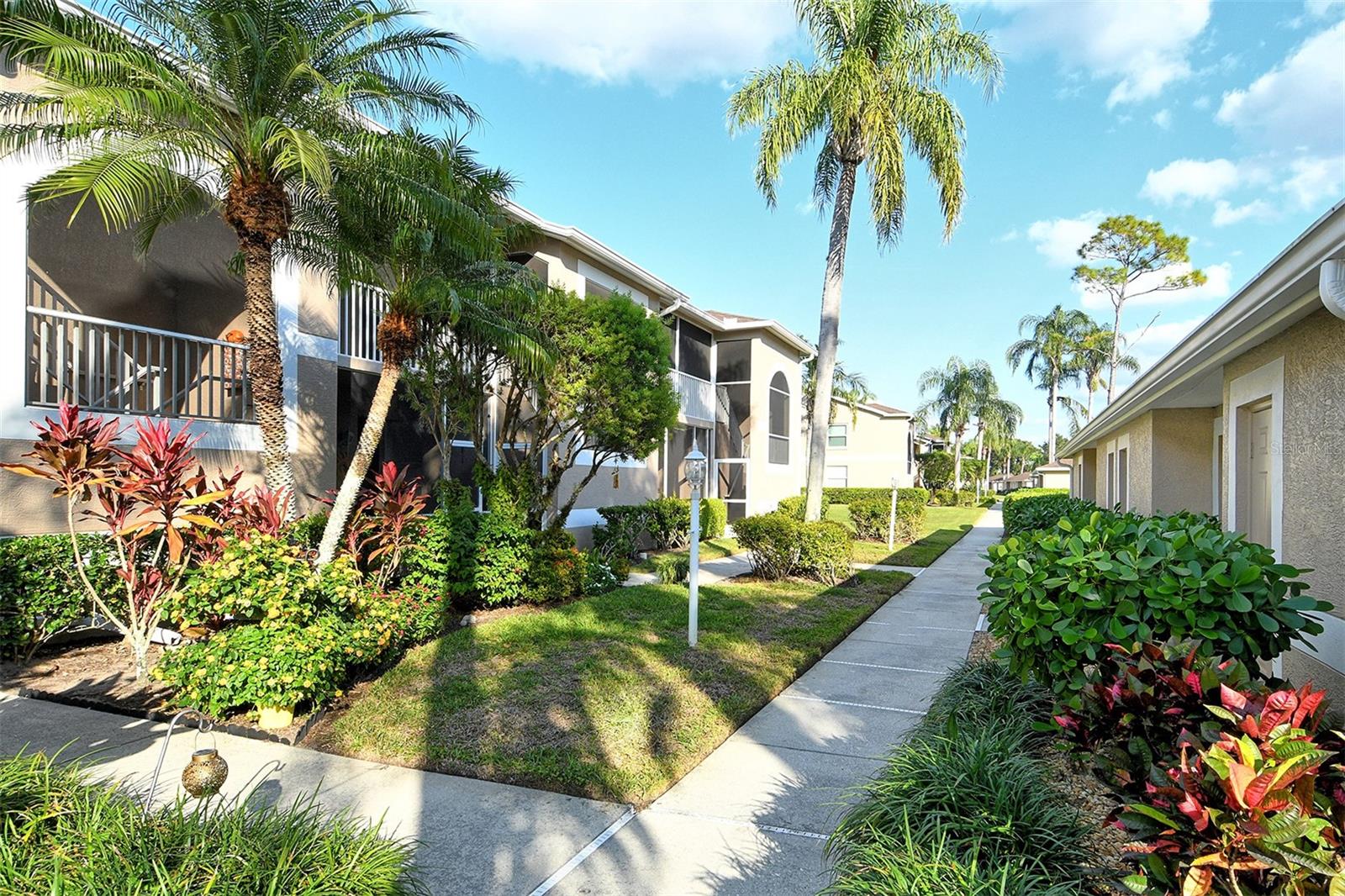 HERITAGE OAKS. GOLF & COUNTRY CLUB - Residential