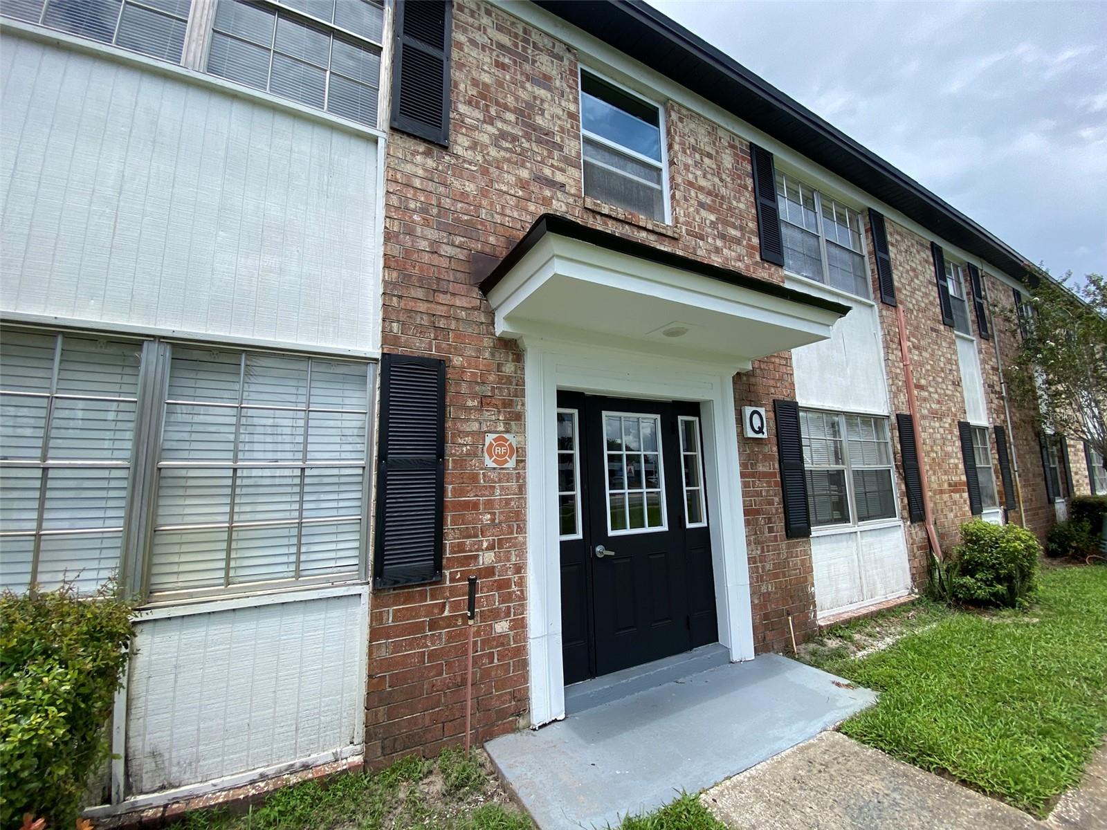 ATTENTION INVESTOR!! Looking for rental income? This well-maintained second floor apartment with 1 bed, 1 bath and an extra small room perfect for al walking closet, small office or storage is waiting for you! Is situated in a quiet community, just 15 minutes from Orlando International Airport, 5 minutes from Highway 408, and 1 minute from a variety of shopping options, restaurants, supermarkets, and more, this location offers easy access to everything you need. Perfect for those seeking comfort and convenience in a prime Orlando location.