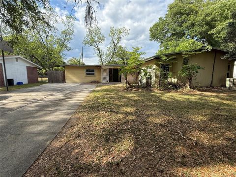 Photo of 1610 NE 19th Place, Gainesville, FL 32609 (MLS # GC539790)