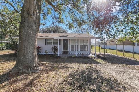 A home in LAKE WALES