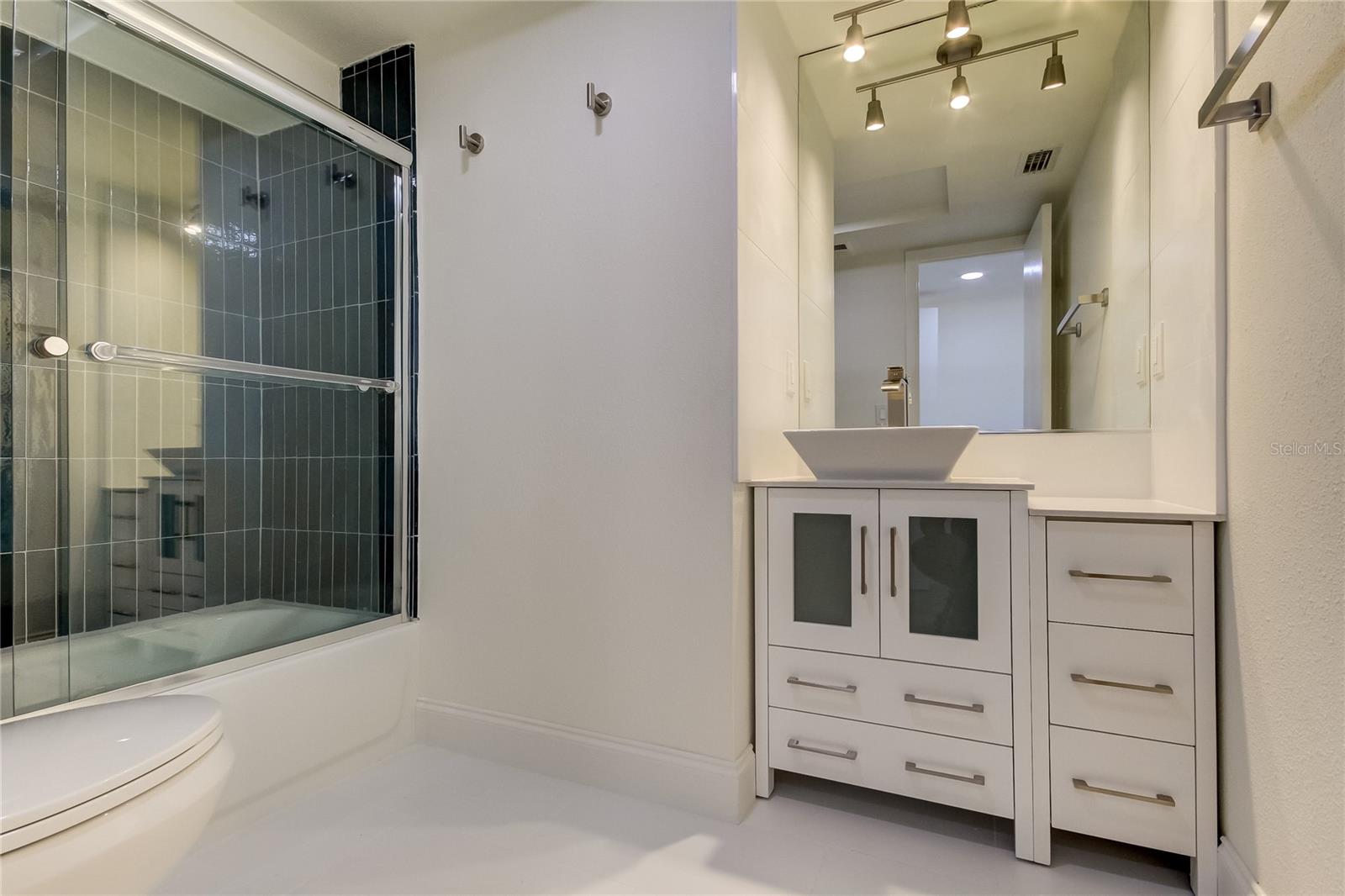 HARBOR BLUFFS WATERFRONT CONDO - Residential Lease