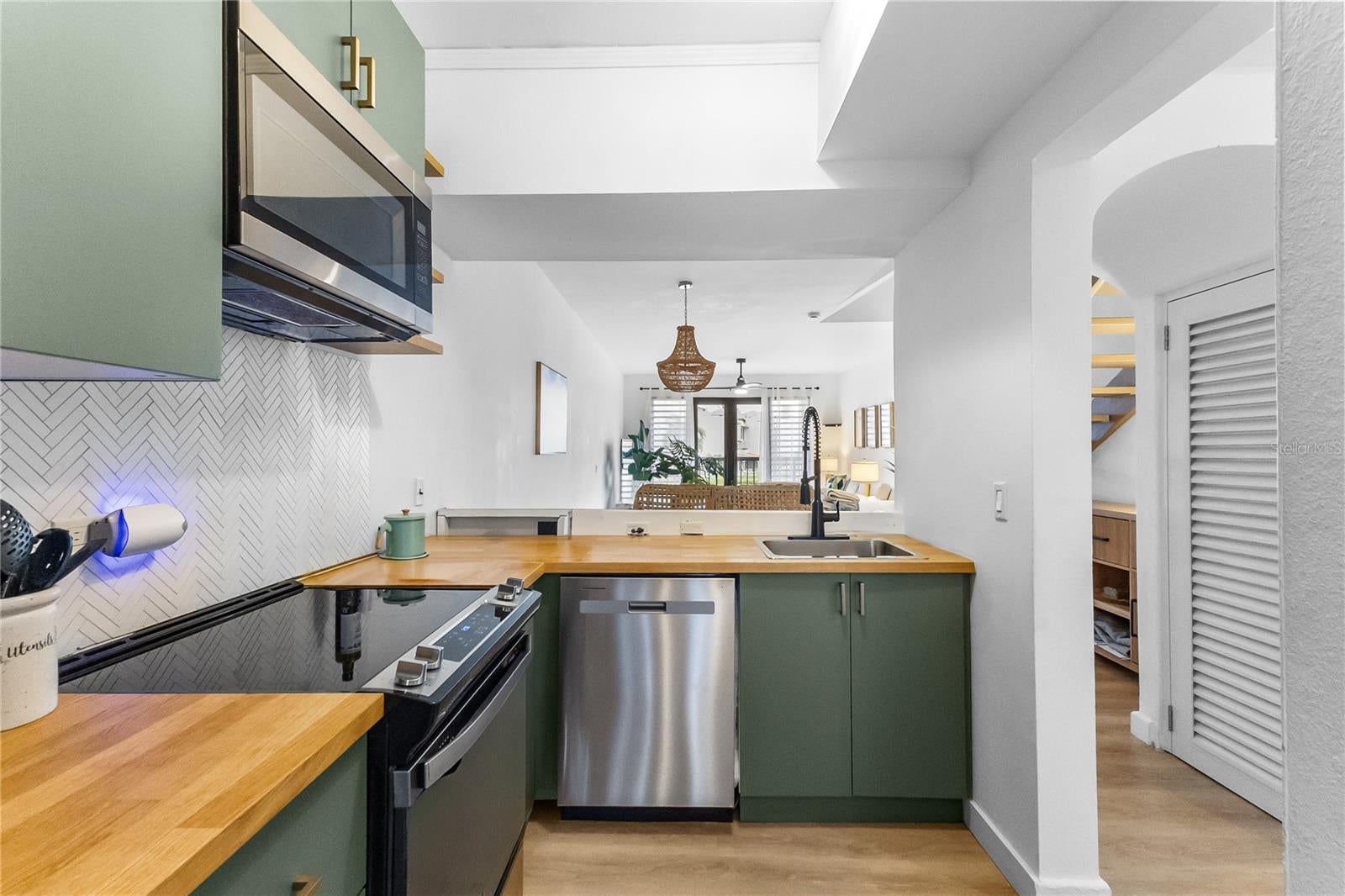 180 CRESCENT COVE COVE SE 46