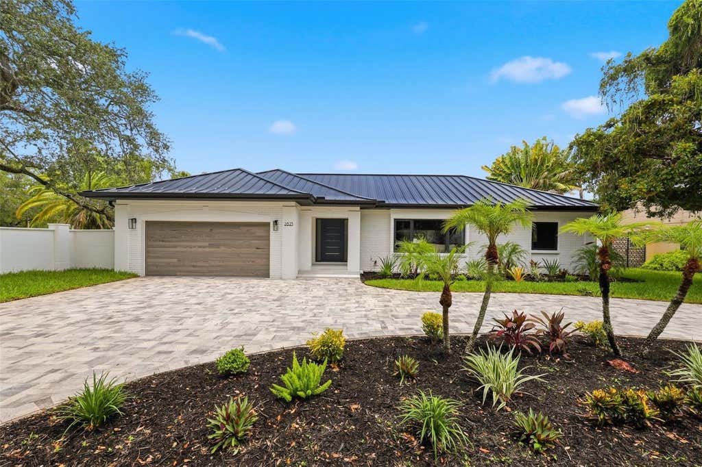 Photo of 2823 W Morrison Avenue, Tampa, FL 33629 (MLS # TB8531405)
