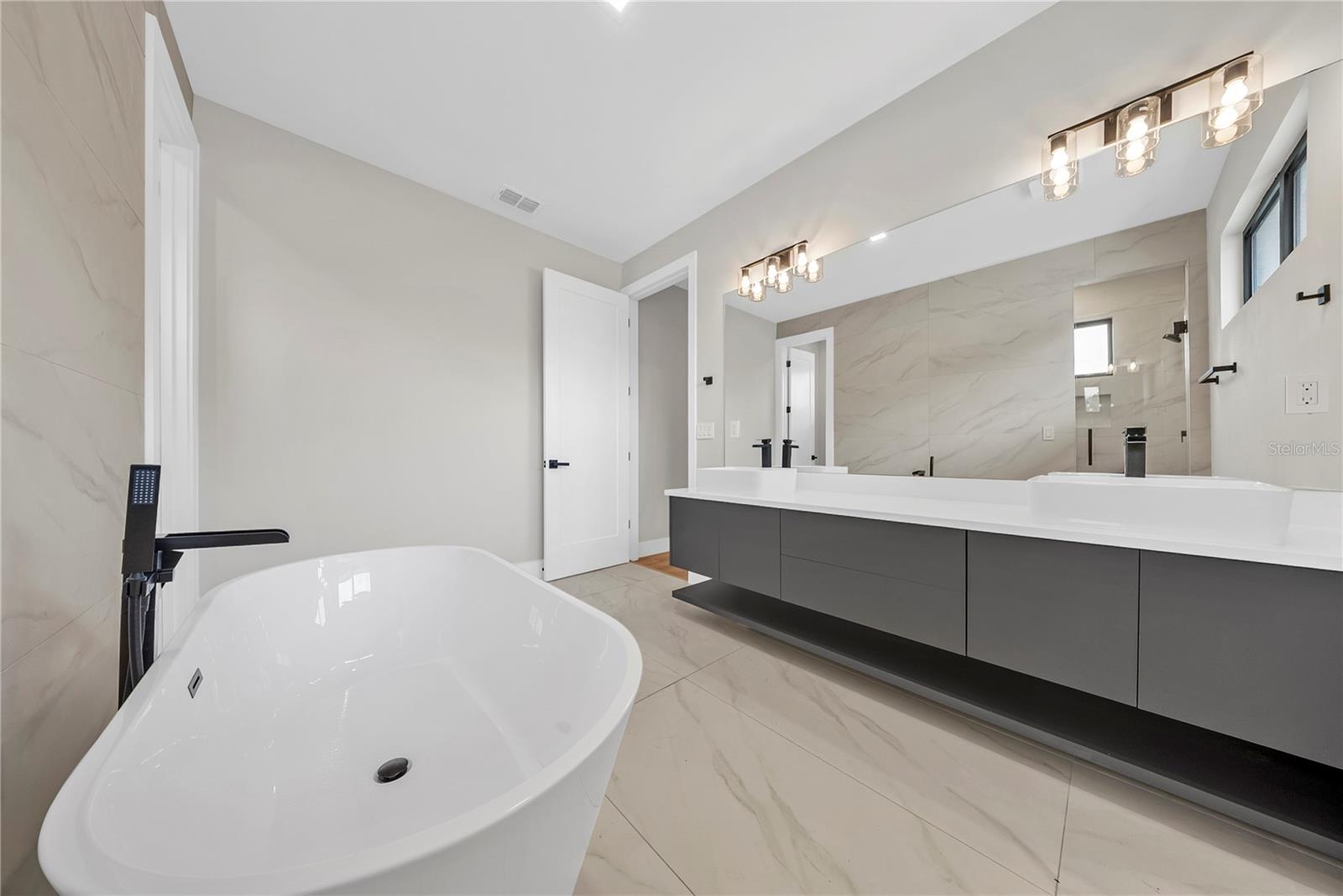 COLONIALTOWN - Residential