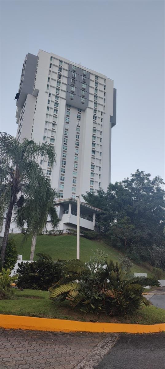 Luxury apartment 14th floor, beautiful view, furnished rental, 1912 Sq. Ft/ 3 bedrooms, 2 complete bathrooms, Read to Move In!
Amenities include: Gym, Swimming pool.
Quick access to: major roads, airports, hotels and private schools.