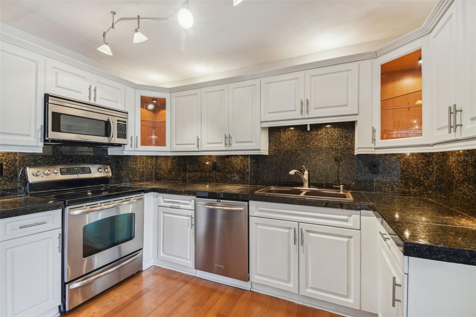 THE GALLERY AT BAYPORT CONDOMI - Residential Lease