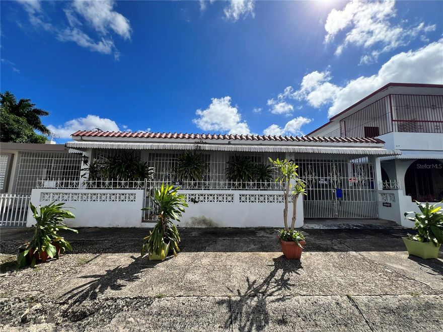 Residential property of 252 sqm with 2 rooms, 2 bathrooms, living room, dining room and kitchen. It has a terrace, balcony and car port for approximately 2 cars. This property is located in the urban area of the municipality of San Juan near the highway, the main shopping centers, hospitals and coliseums in PR.