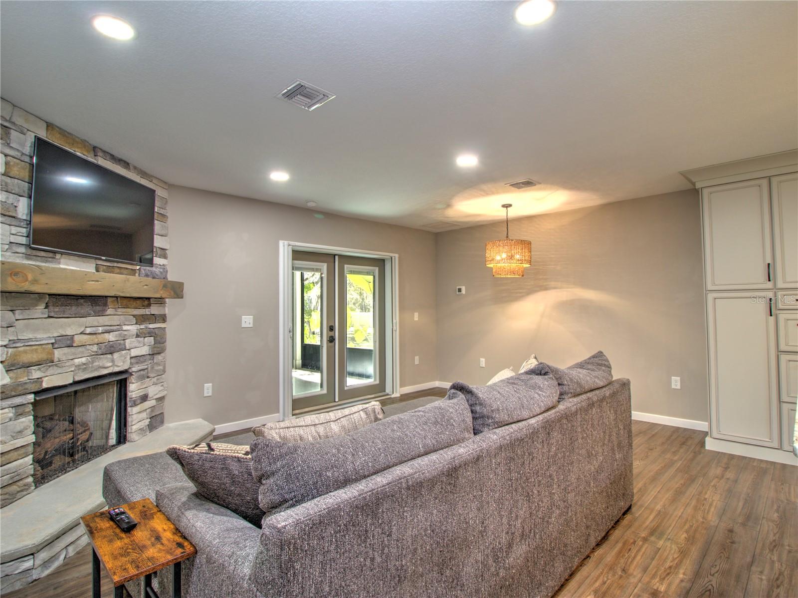 TOWERING OAKS - Residential