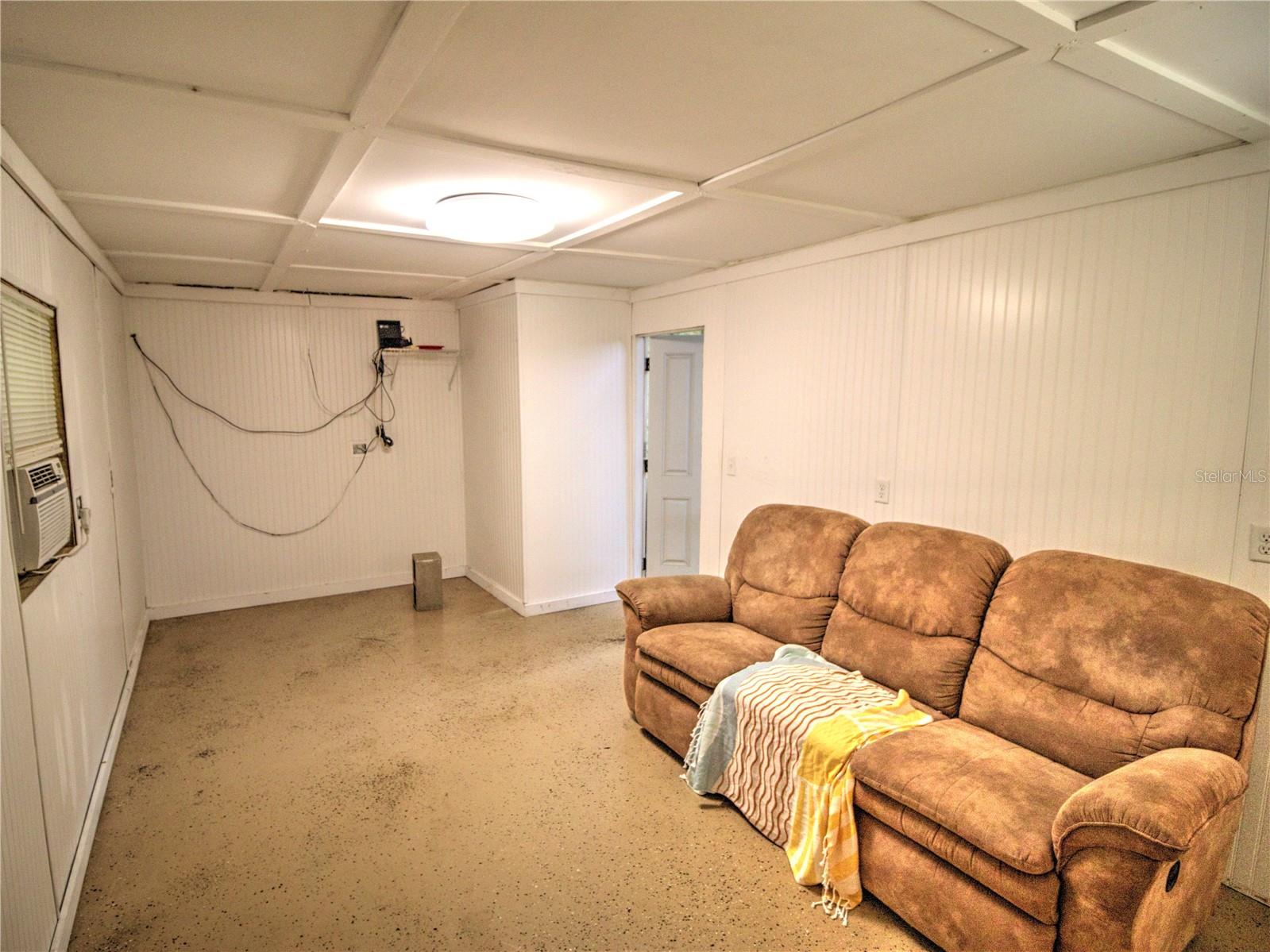 TOWERING OAKS - Residential