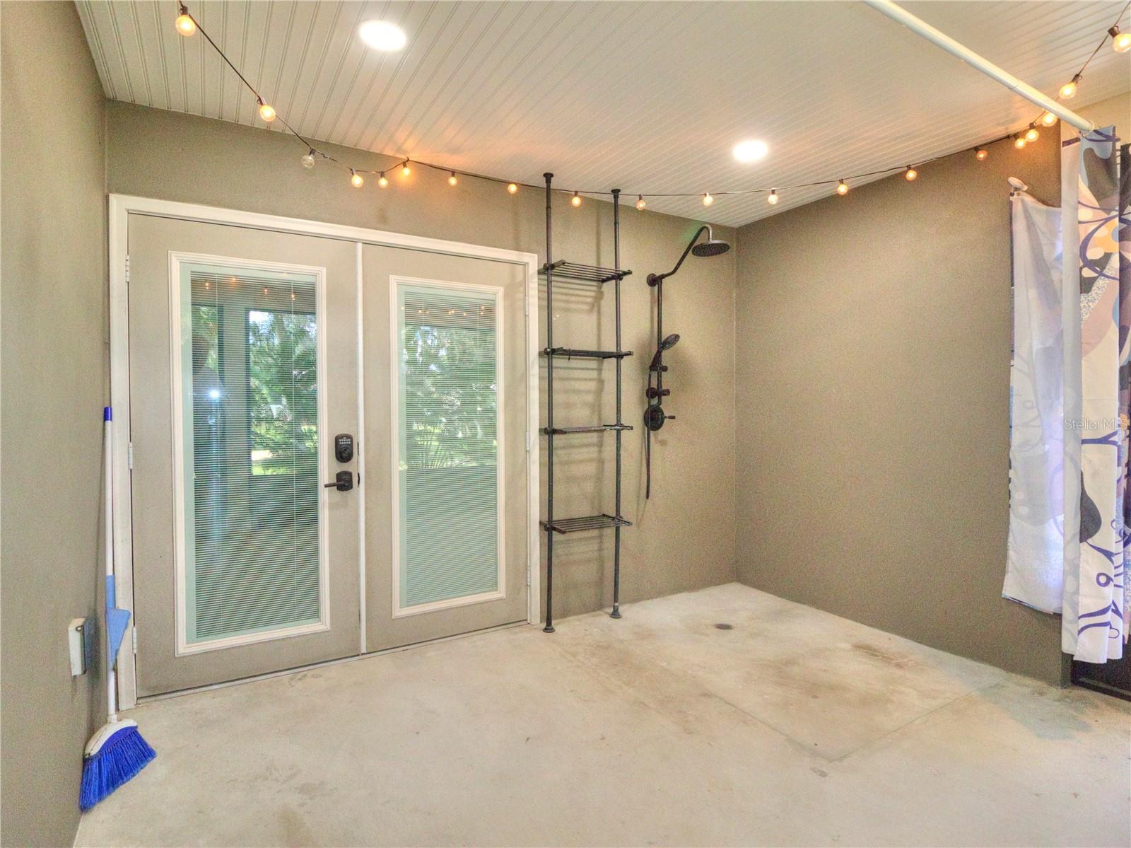 TOWERING OAKS - Residential