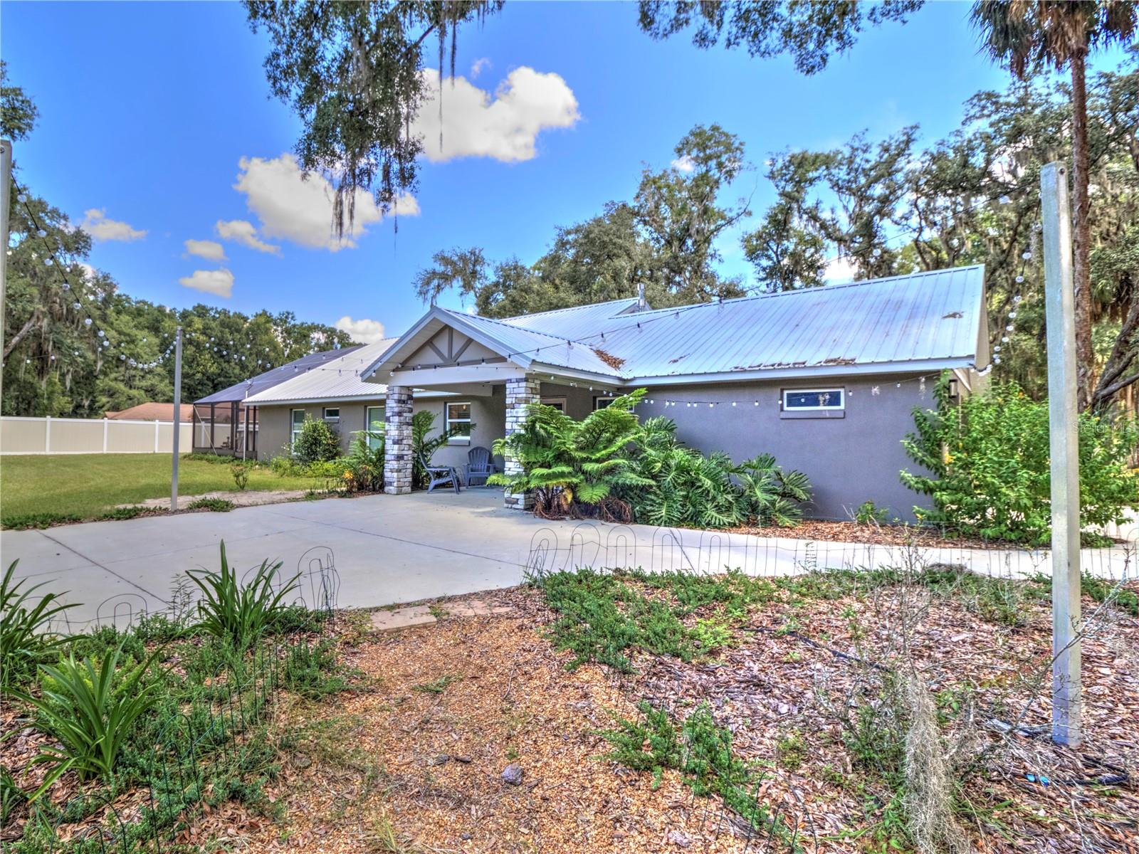 TOWERING OAKS - Residential