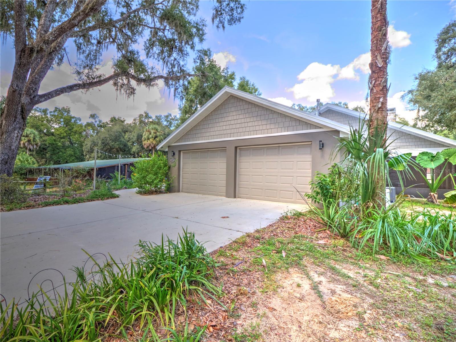 TOWERING OAKS - Residential