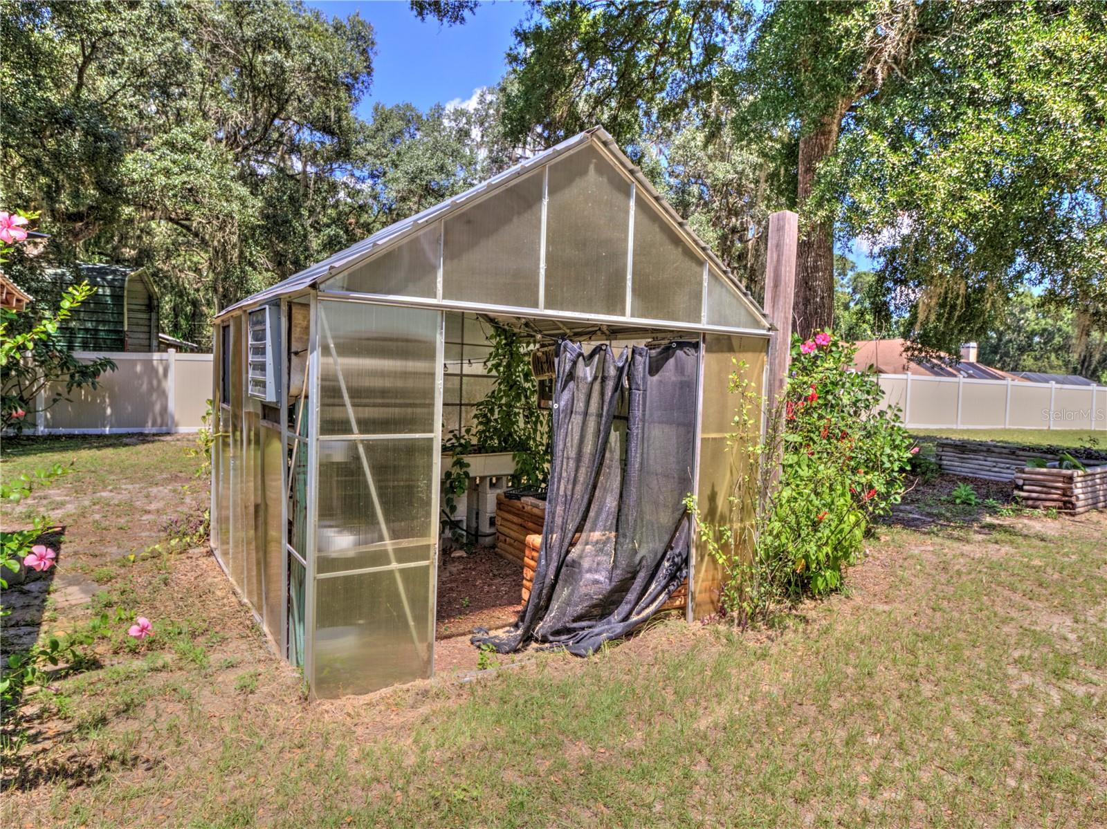 TOWERING OAKS - Residential