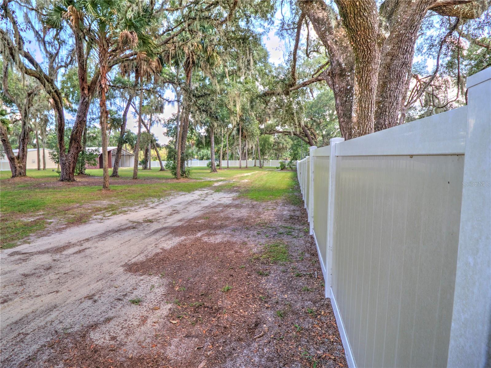 TOWERING OAKS - Residential